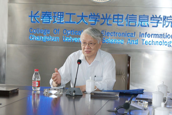 姚建銓院士指導(dǎo)學(xué)生畢業(yè)論文及與學(xué)生進行座談