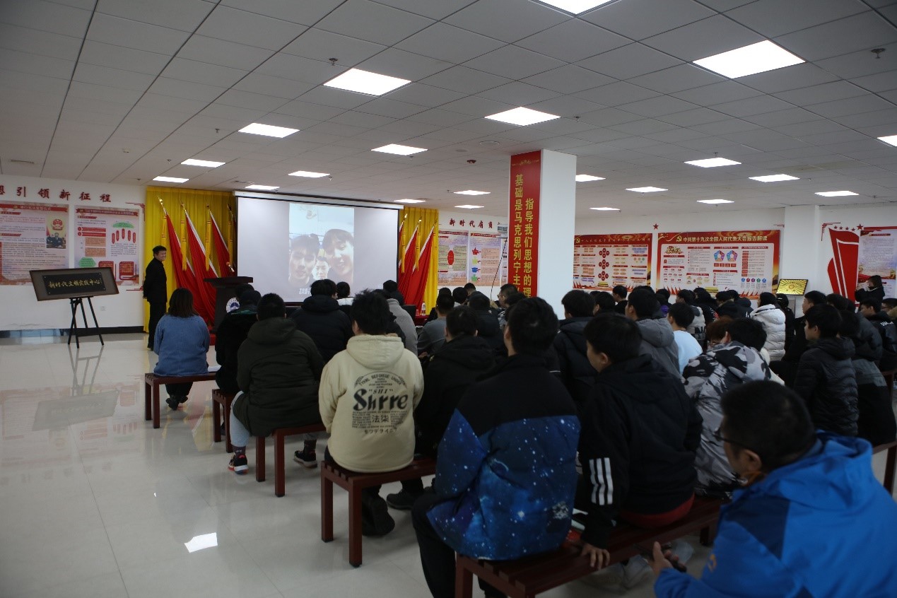 許多人站在室內(nèi)描述已自動(dòng)生成